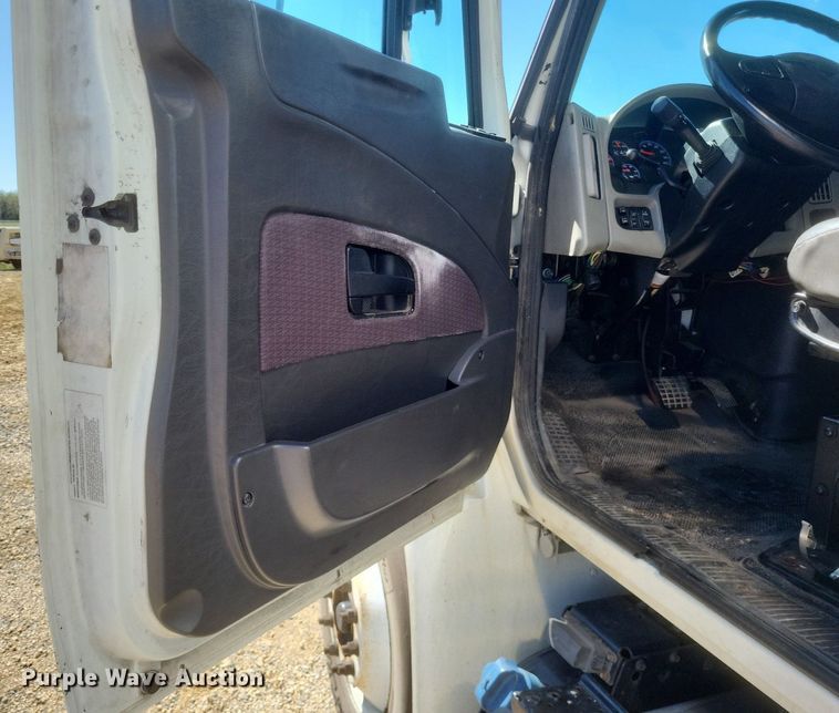 image for item EJ7911 2016 International 4300 box truck