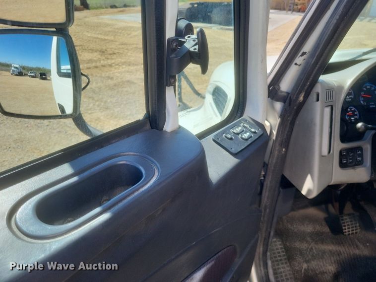 image for item EJ7911 2016 International 4300 box truck