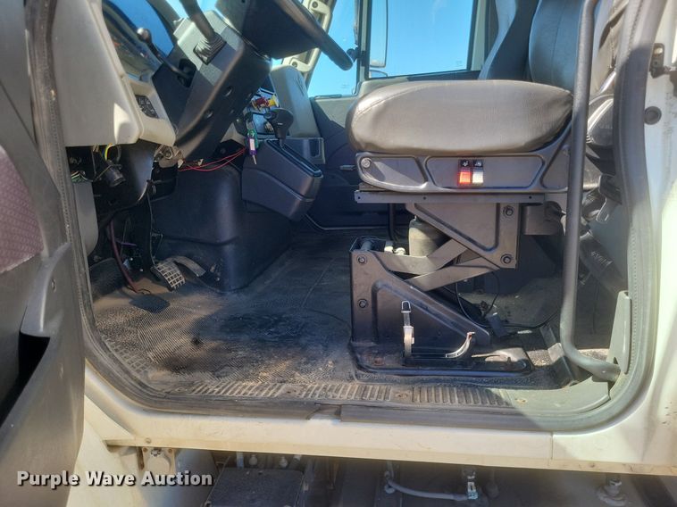 image for item EJ7911 2016 International 4300 box truck