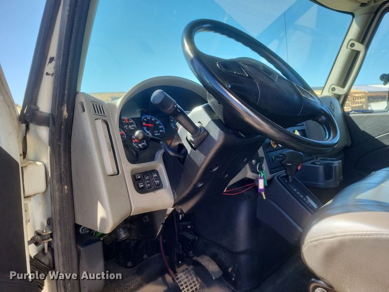 image for item EJ7911 2016 International 4300 box truck