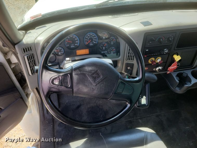 image for item EJ7911 2016 International 4300 box truck