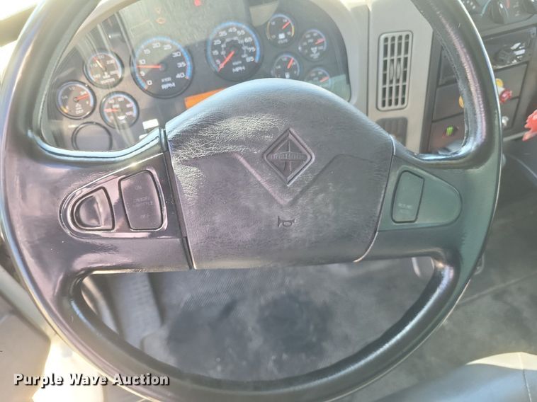 image for item EJ7911 2016 International 4300 box truck