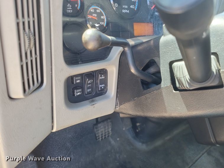 image for item EJ7911 2016 International 4300 box truck