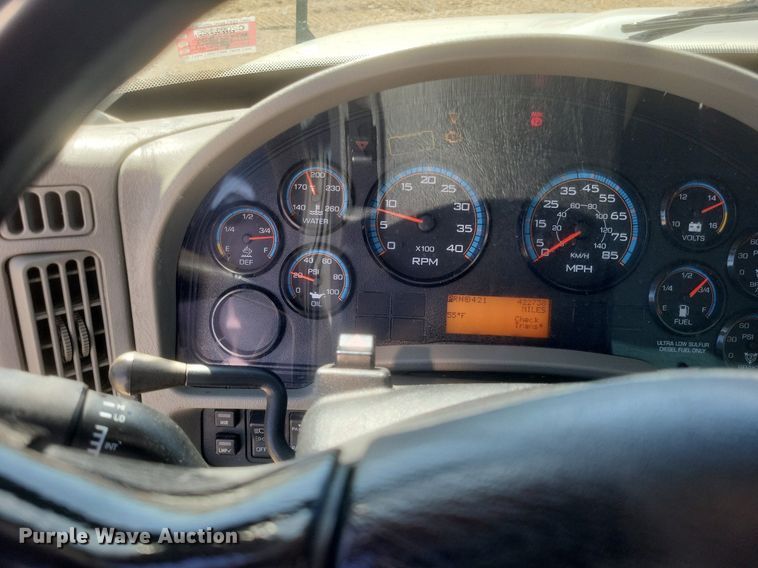 image for item EJ7911 2016 International 4300 box truck