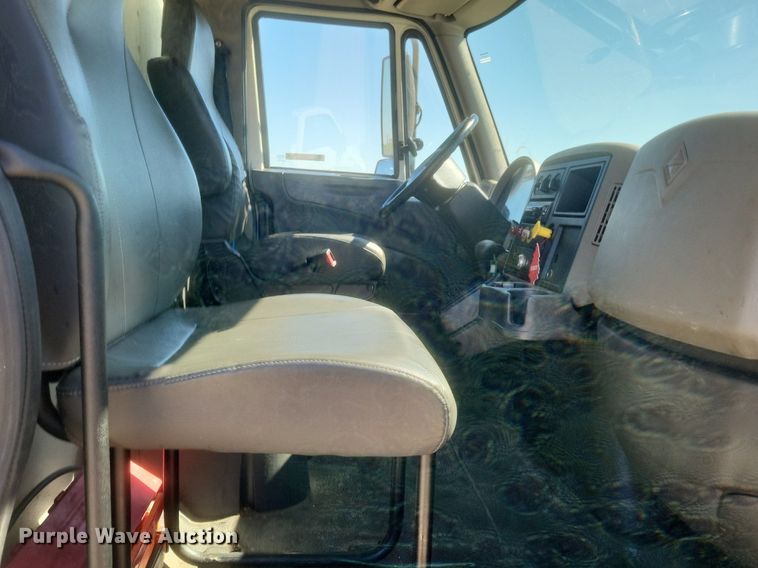 image for item EJ7911 2016 International 4300 box truck