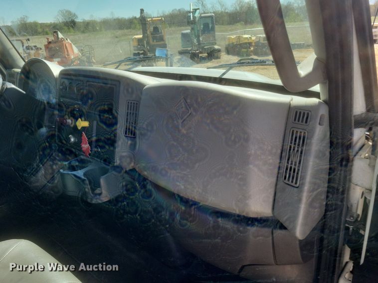 image for item EJ7911 2016 International 4300 box truck