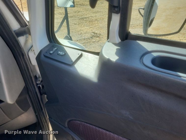 image for item EJ7911 2016 International 4300 box truck