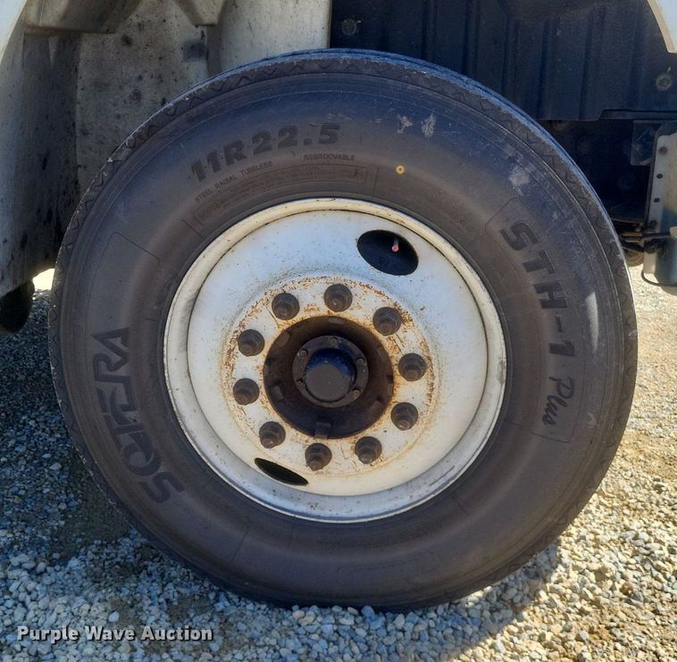 image for item EJ7911 2016 International 4300 box truck