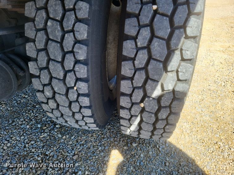 image for item EJ7911 2016 International 4300 box truck