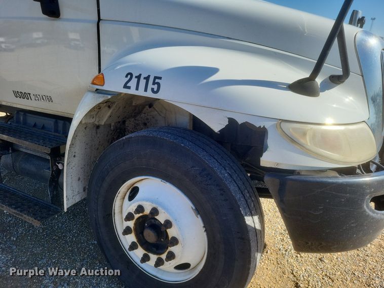 image for item EJ7912 2017 International 4300 box truck