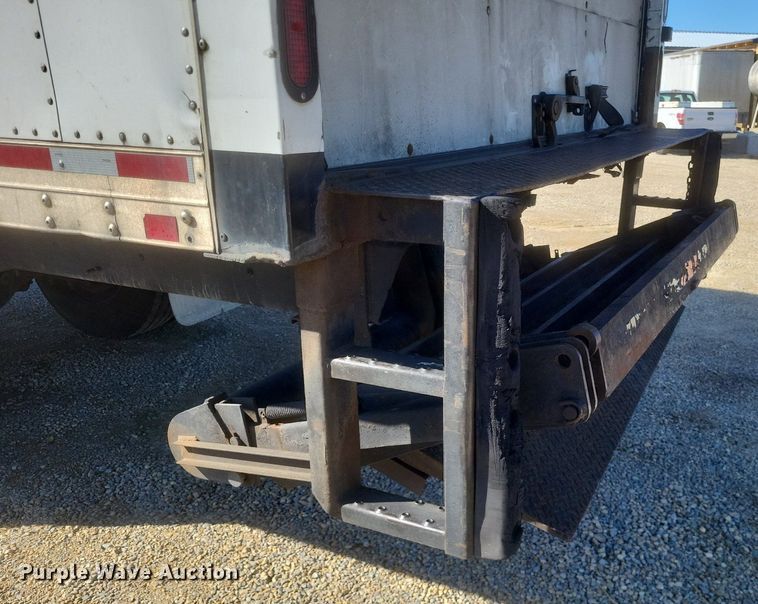 image for item EJ7912 2017 International 4300 box truck