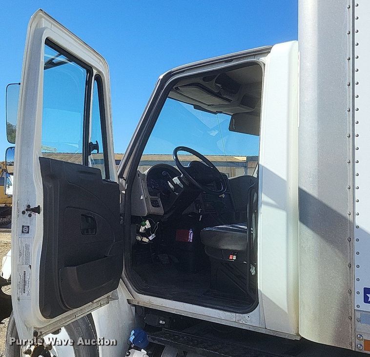 image for item EJ7912 2017 International 4300 box truck