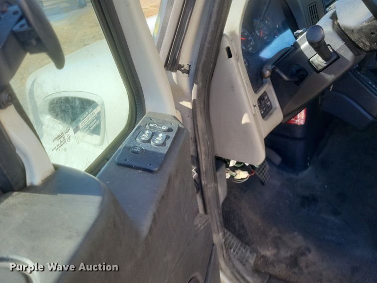 image for item EJ7912 2017 International 4300 box truck