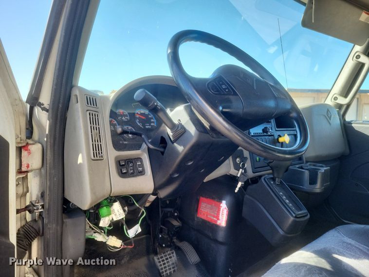 image for item EJ7912 2017 International 4300 box truck