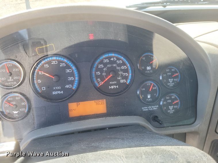 image for item EJ7912 2017 International 4300 box truck