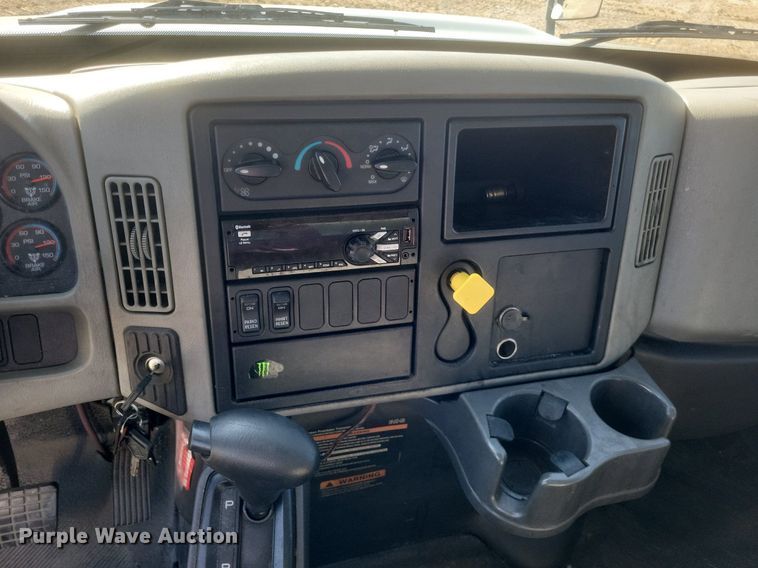 image for item EJ7912 2017 International 4300 box truck