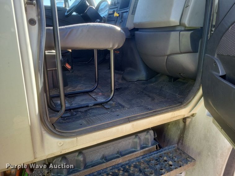 image for item EJ7912 2017 International 4300 box truck