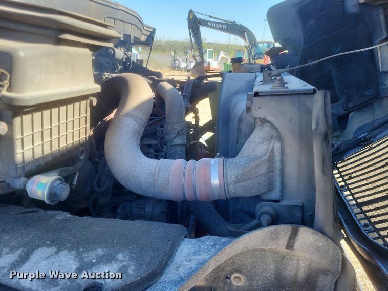 image for item EJ7912 2017 International 4300 box truck