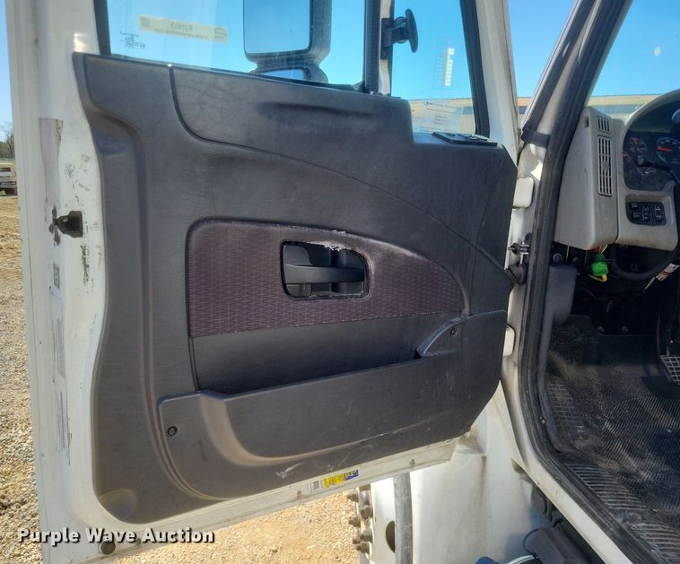 image for item EJ7913 2017 International 4300 box truck