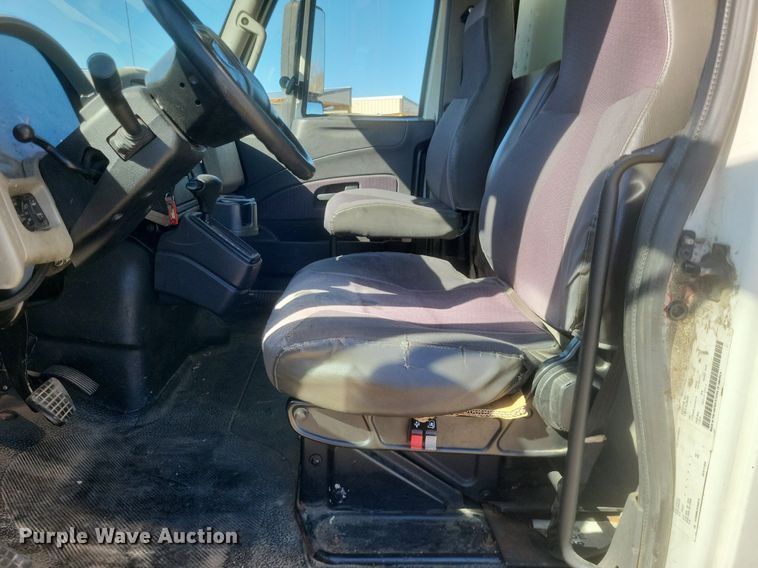 image for item EJ7913 2017 International 4300 box truck