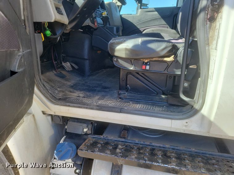 image for item EJ7913 2017 International 4300 box truck