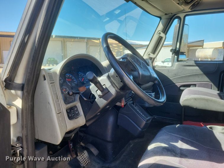 image for item EJ7913 2017 International 4300 box truck