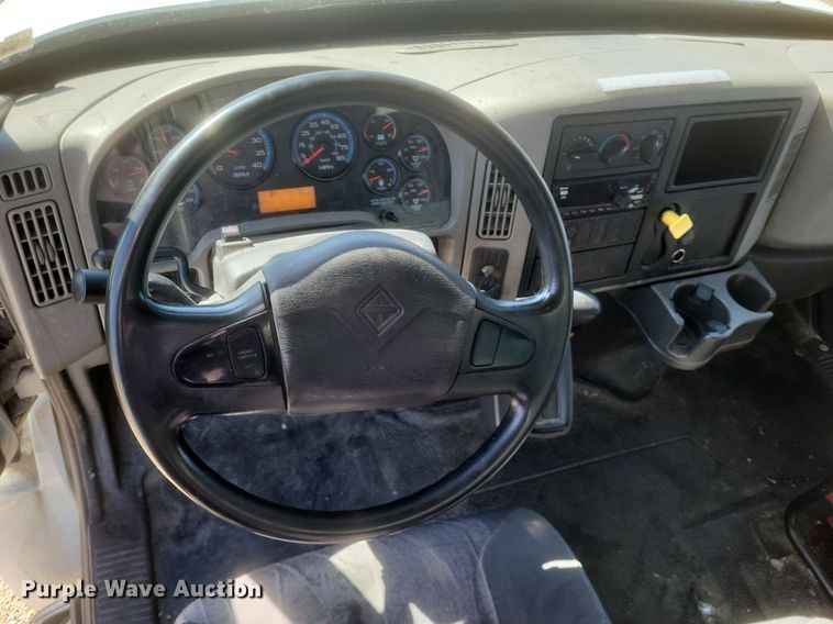 image for item EJ7913 2017 International 4300 box truck