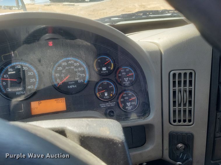 image for item EJ7913 2017 International 4300 box truck