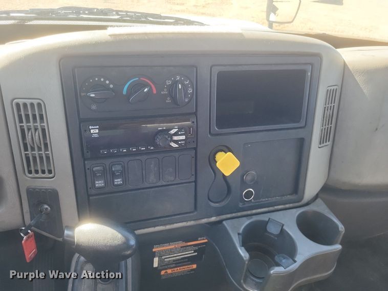 image for item EJ7913 2017 International 4300 box truck