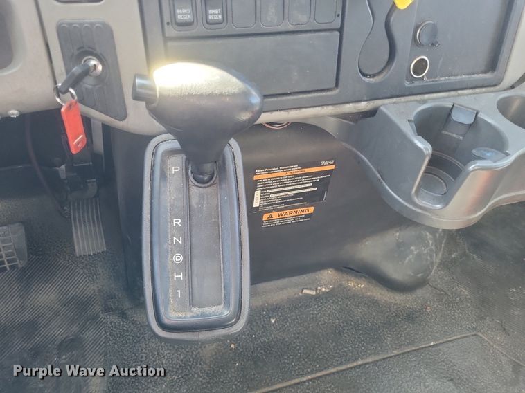 image for item EJ7913 2017 International 4300 box truck