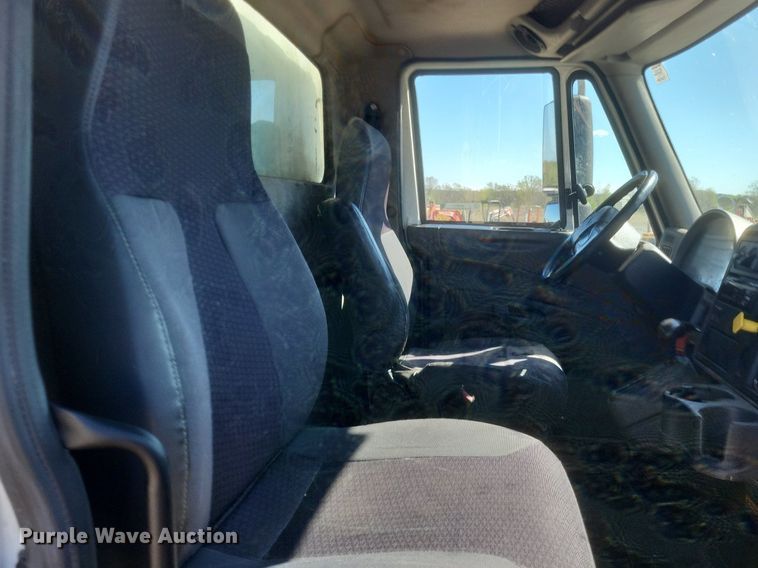 image for item EJ7913 2017 International 4300 box truck