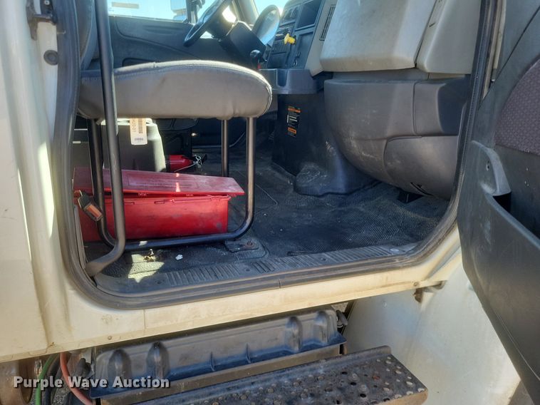 image for item EJ7913 2017 International 4300 box truck