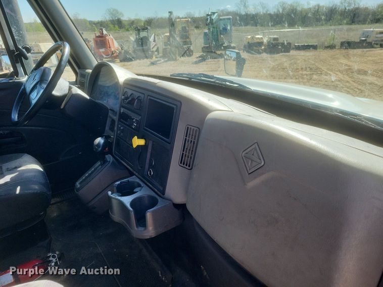 image for item EJ7913 2017 International 4300 box truck