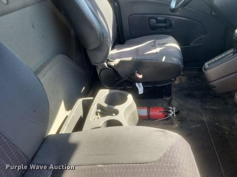 image for item EJ7913 2017 International 4300 box truck