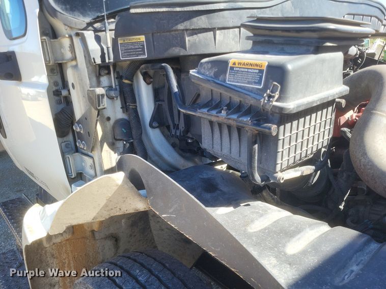 image for item EJ7913 2017 International 4300 box truck