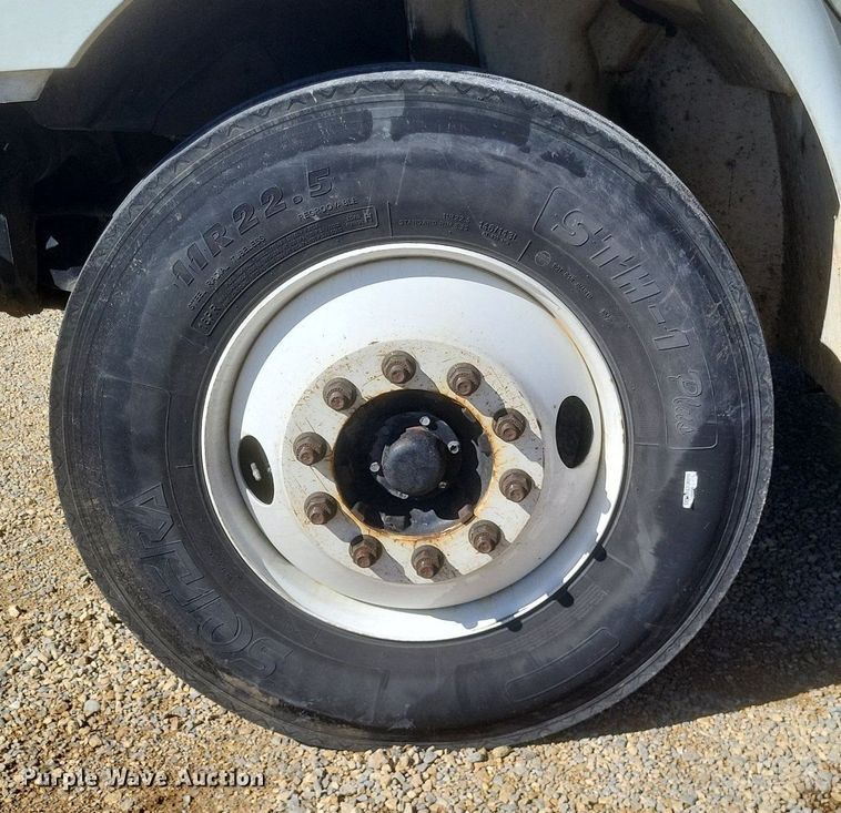 image for item EJ7913 2017 International 4300 box truck