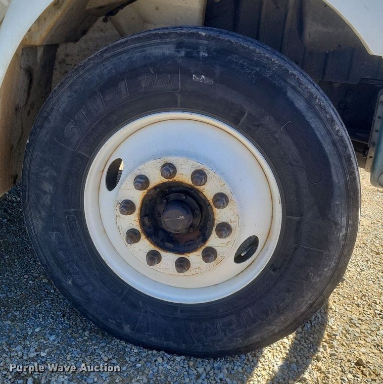 image for item EJ7913 2017 International 4300 box truck