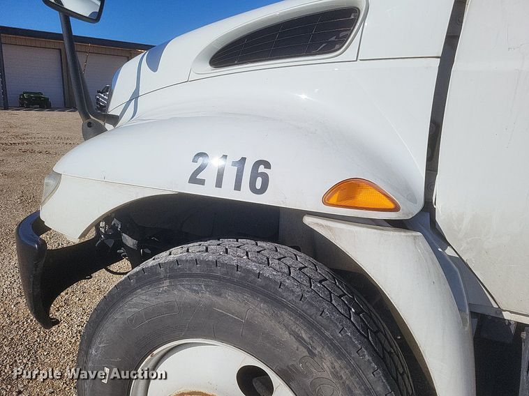 image for item EJ7914 2017 International 4300 box truck