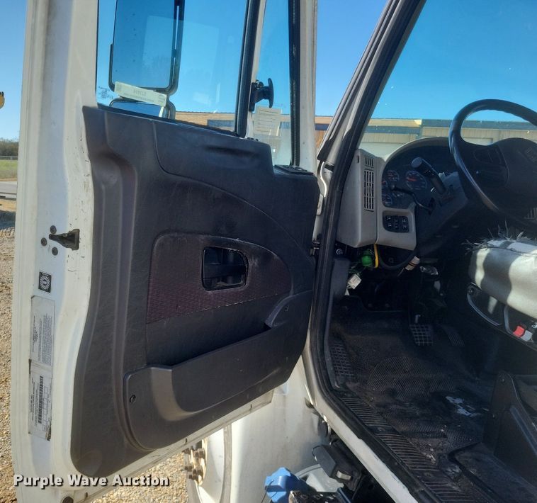 image for item EJ7914 2017 International 4300 box truck