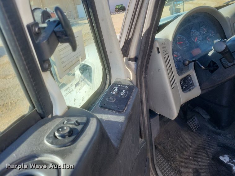 image for item EJ7914 2017 International 4300 box truck