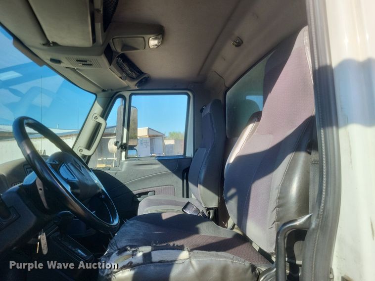 image for item EJ7914 2017 International 4300 box truck