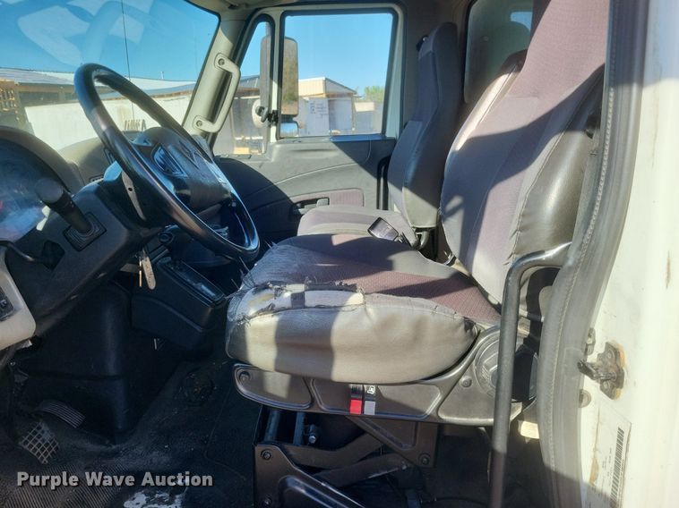 image for item EJ7914 2017 International 4300 box truck