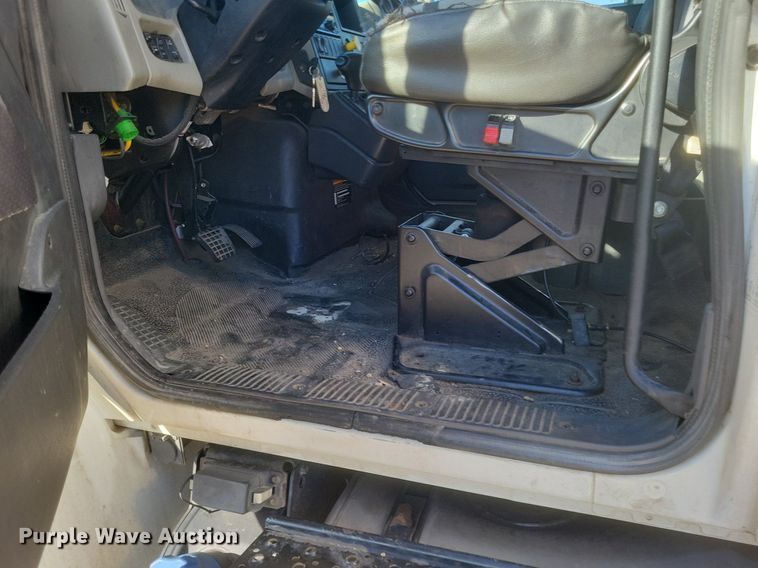 image for item EJ7914 2017 International 4300 box truck