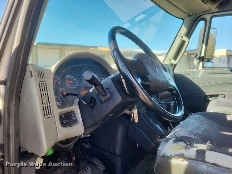 image for item EJ7914 2017 International 4300 box truck