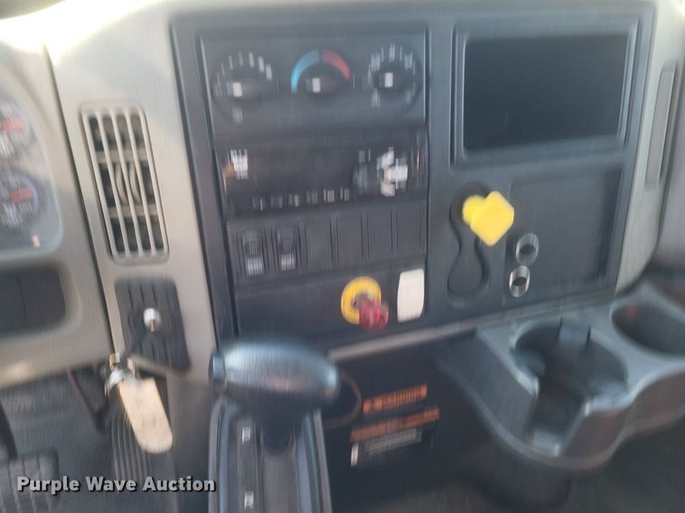 image for item EJ7914 2017 International 4300 box truck