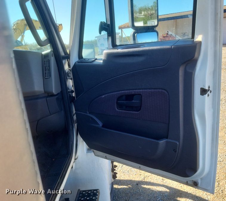 image for item EJ7914 2017 International 4300 box truck