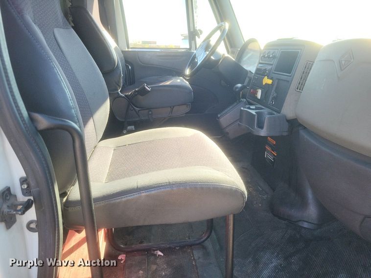 image for item EJ7914 2017 International 4300 box truck