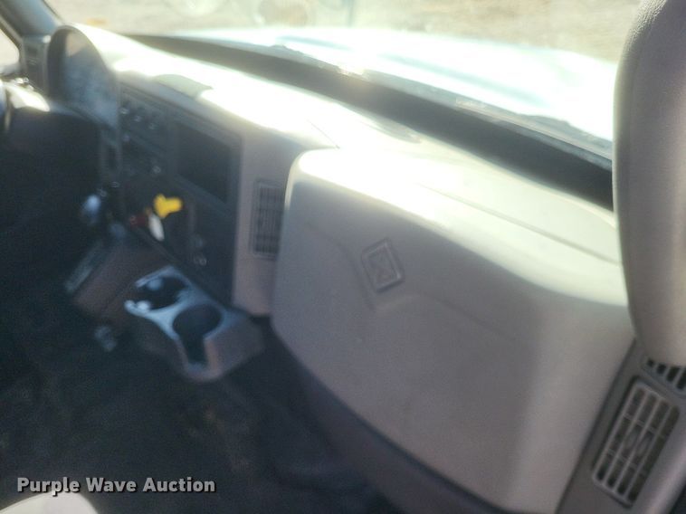 image for item EJ7914 2017 International 4300 box truck