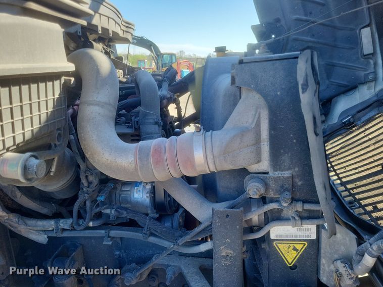 image for item EJ7914 2017 International 4300 box truck