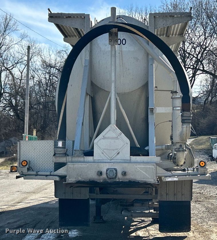 image for item EK4156 1992 J&L Tank 99.0.149 pneumatic dry bulk trailer